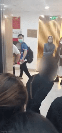 Clip: Hành động thiếu ý thức của cô gái khi đi thang máy vào giờ cao điểm khiến nhiều người ngán ngẩm-1