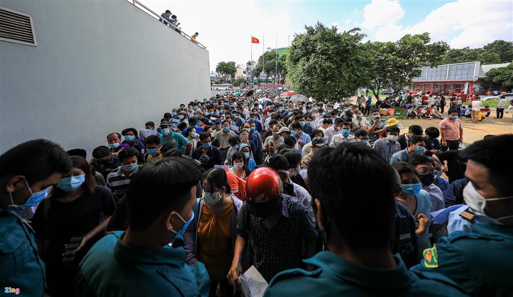 Đội nắng xếp hàng chờ tiêm vaccine Covid-19 ở TP.HCM-1