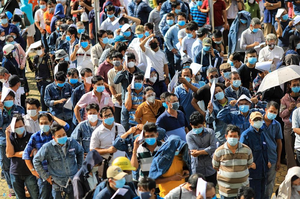 Đội nắng xếp hàng chờ tiêm vaccine Covid-19 ở TP.HCM-2