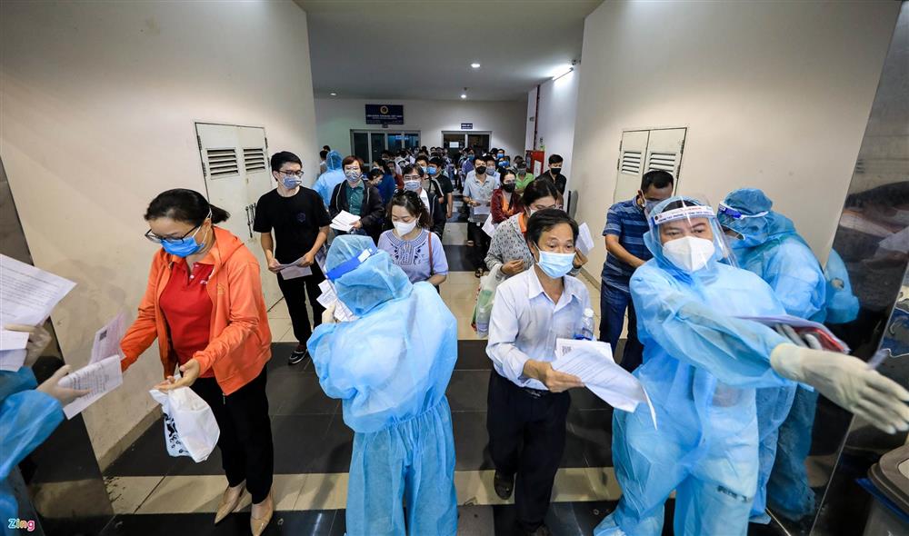 Đội nắng xếp hàng chờ tiêm vaccine Covid-19 ở TP.HCM-3