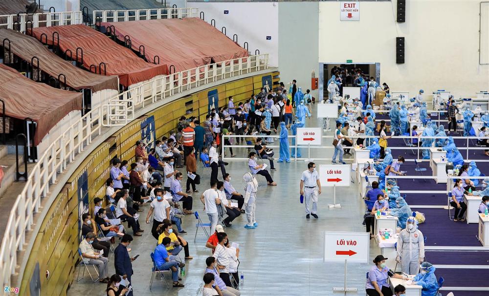 Đội nắng xếp hàng chờ tiêm vaccine Covid-19 ở TP.HCM-4