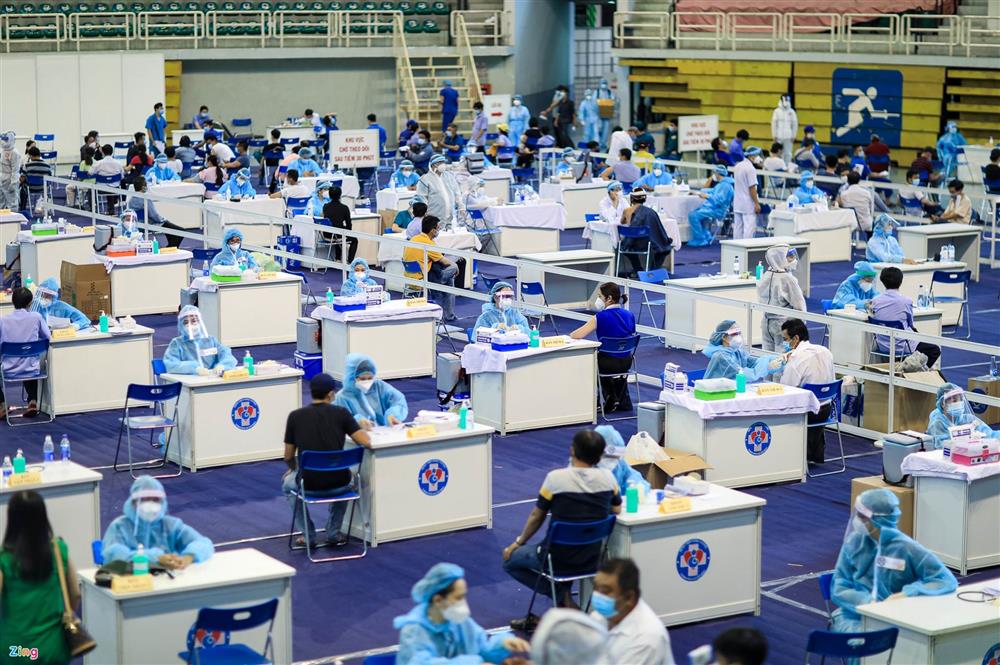 Đội nắng xếp hàng chờ tiêm vaccine Covid-19 ở TP.HCM-5