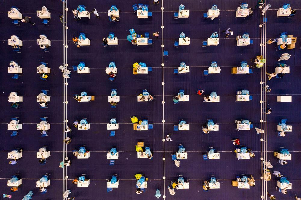 Đội nắng xếp hàng chờ tiêm vaccine Covid-19 ở TP.HCM-6