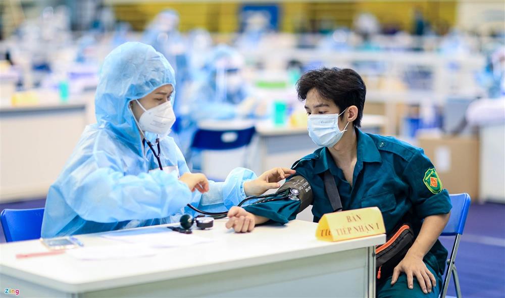 Đội nắng xếp hàng chờ tiêm vaccine Covid-19 ở TP.HCM-7