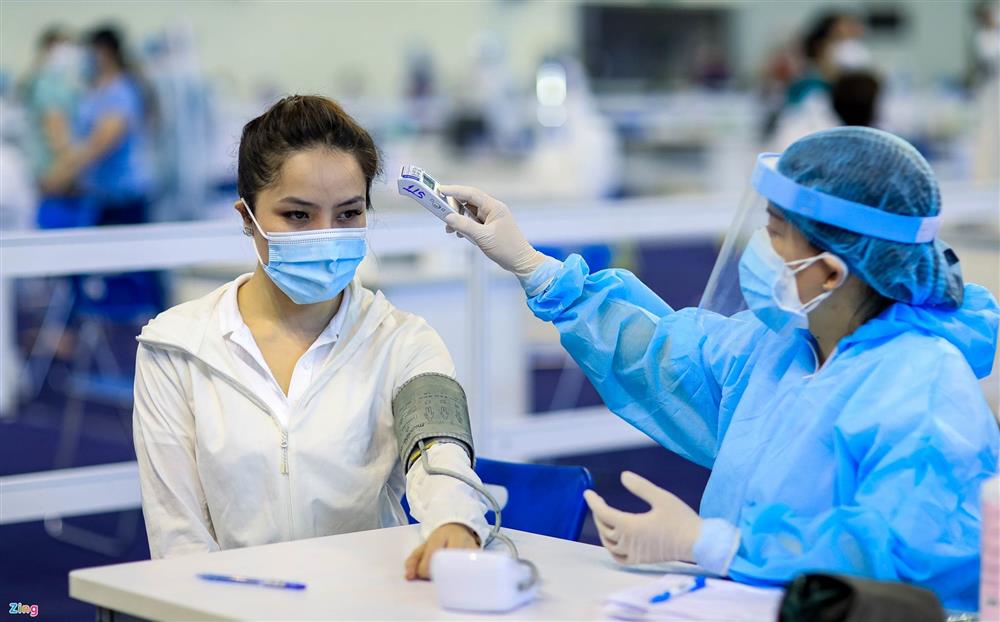 Đội nắng xếp hàng chờ tiêm vaccine Covid-19 ở TP.HCM-8