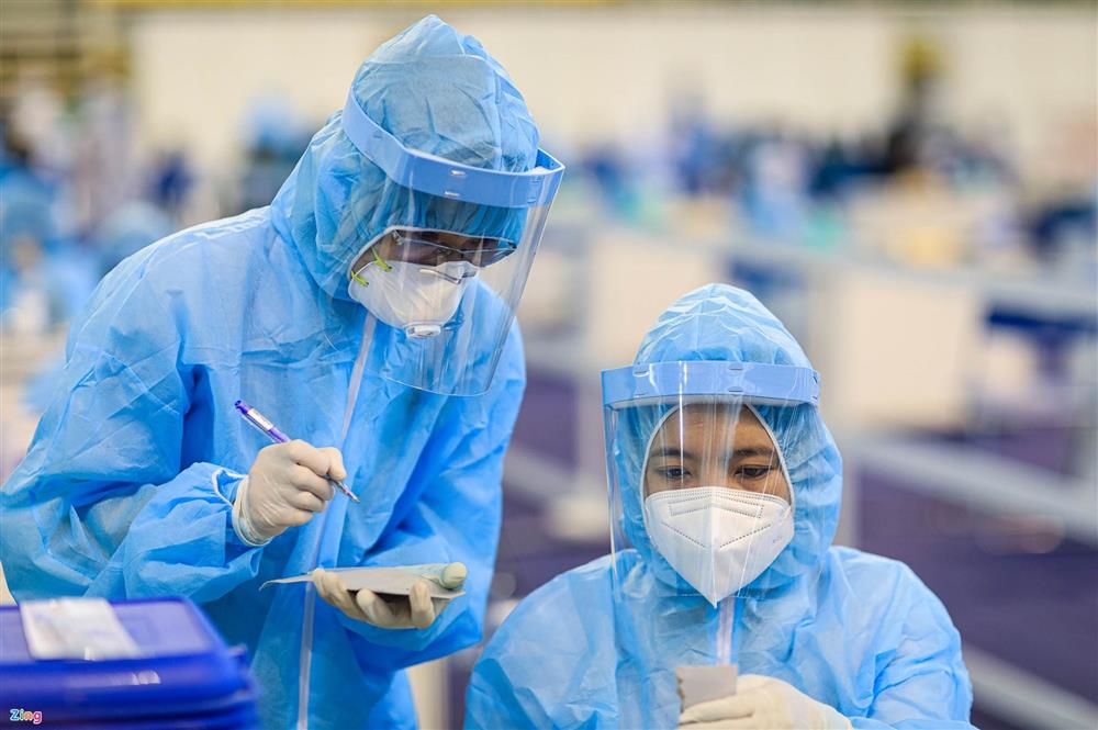 Đội nắng xếp hàng chờ tiêm vaccine Covid-19 ở TP.HCM-9