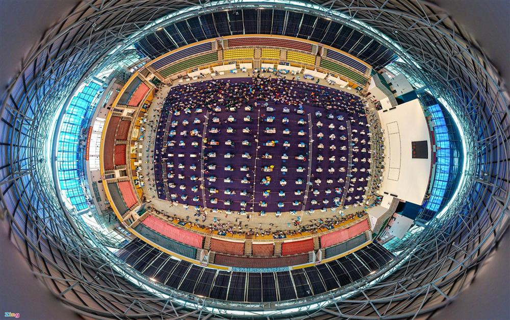 Đội nắng xếp hàng chờ tiêm vaccine Covid-19 ở TP.HCM-10