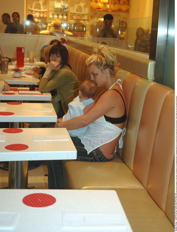 Sad moment of the American entertainment industry: Pregnant Britney Spears hugged her baby and cried in a cafe because she was surrounded by 321 paparazzi - 4