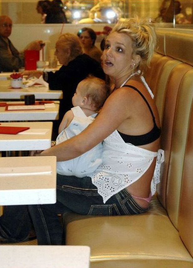 Sad moment of the American entertainment industry: Pregnant Britney Spears hugged her baby and cried in a cafe because she was surrounded by 321 paparazzi - 5