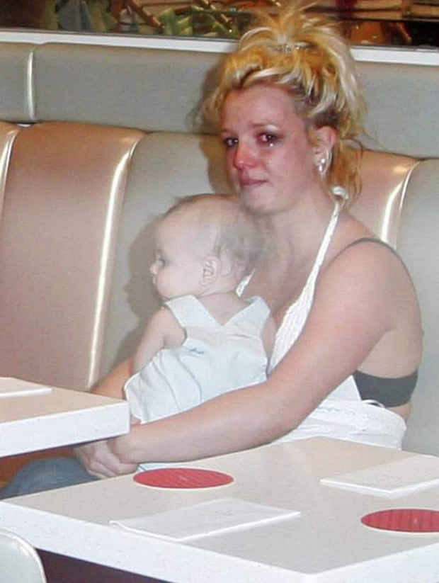 Sad moment of the American entertainment industry: Pregnant Britney Spears hugged her baby and cried in a cafe because she was surrounded by 321 paparazzi - 6