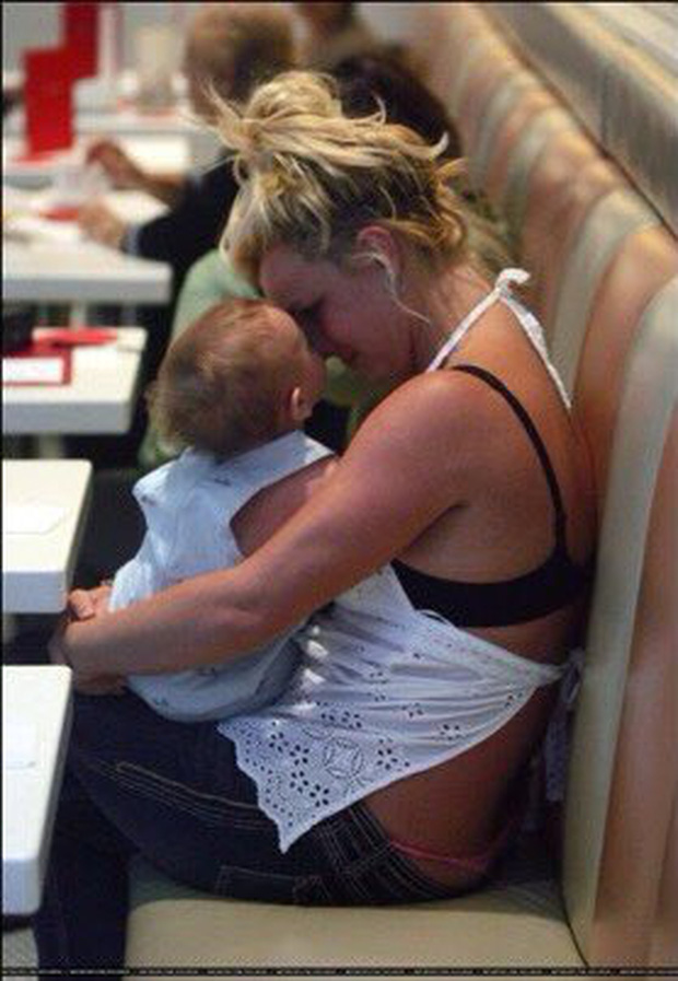 Sad moment of the American entertainment industry: Pregnant Britney Spears hugged her baby and cried in a cafe because she was surrounded by 321 paparazzi - 7