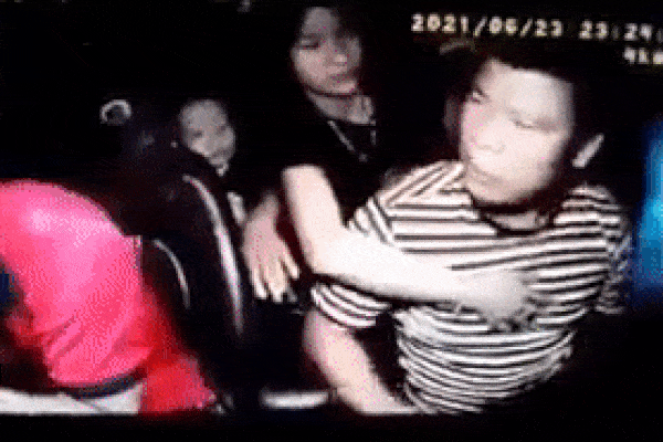 Phẫn nộ: Gã đàn ông côn đồ vô cớ hành hung tài xế taxi dã man dù đang đi cùng vợ và con nhỏ