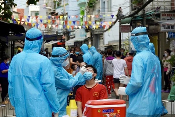 Người phụ nữ buôn bán ở chợ đầu mối mệt mỏi 3 ngày, đến viện test nhanh thì nhiễm COVID-19-3