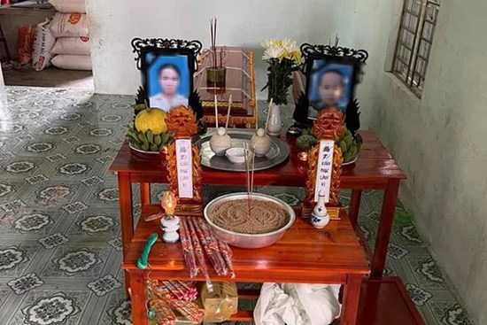 Bàng hoàng phát hiện thi thể mẹ và con trai 5 tuổi quấn chặt vào nhau dưới ao nước