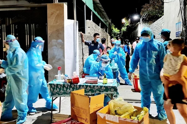 Người phụ nữ buôn bán ở chợ đầu mối mệt mỏi 3 ngày, đến viện test nhanh thì nhiễm COVID-19-1