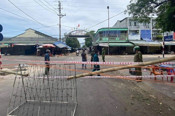 Người phụ nữ buôn bán ở chợ đầu mối mệt mỏi 3 ngày, đến viện test nhanh thì nhiễm COVID-19-2