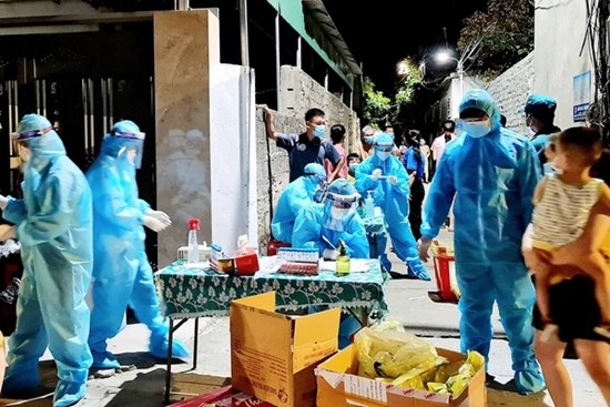 Người phụ nữ buôn bán ở chợ đầu mối mệt mỏi 3 ngày, đến viện test nhanh thì nhiễm COVID-19