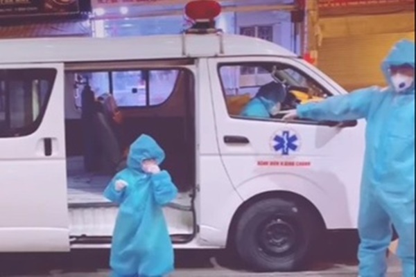 Xe cấp cứu hú còi, tài xế ôtô khách vẫn chèn ép không cho vượt-1