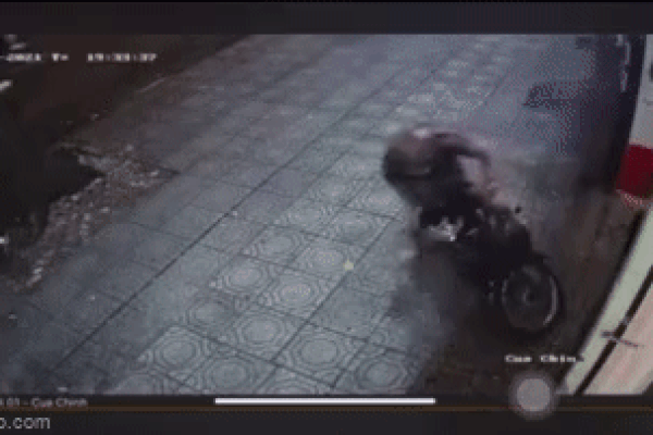 Chị gái 'tung cước' hạ gục tên trộm xe máy nhanh như phim hành động