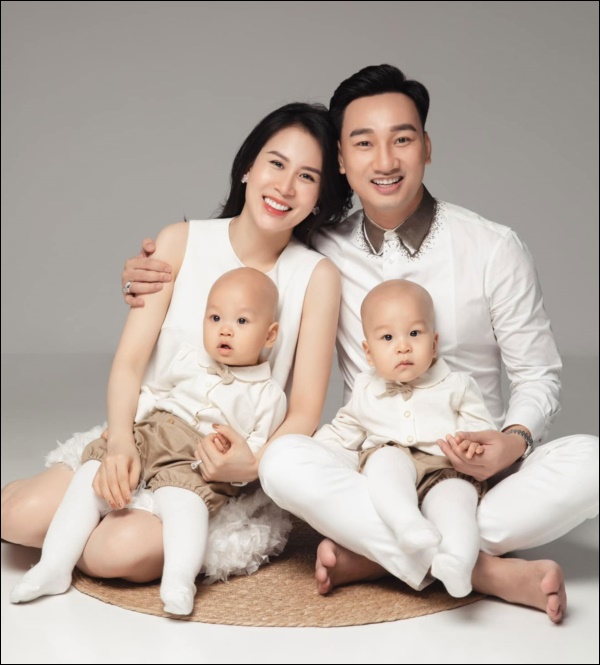 Bà xã MC Thành Trung khéo chăm và rèn hai quý tử sinh đôi, chưa được 2 tuổi đã vệ sinh răng miệng chuyên nghiệp-1