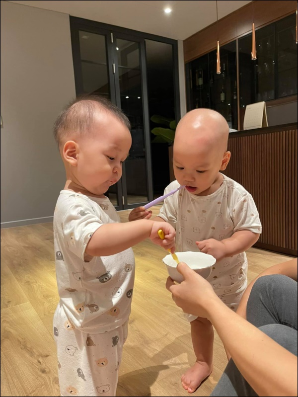 Bà xã MC Thành Trung khéo chăm và rèn hai quý tử sinh đôi, chưa được 2 tuổi đã vệ sinh răng miệng chuyên nghiệp-7