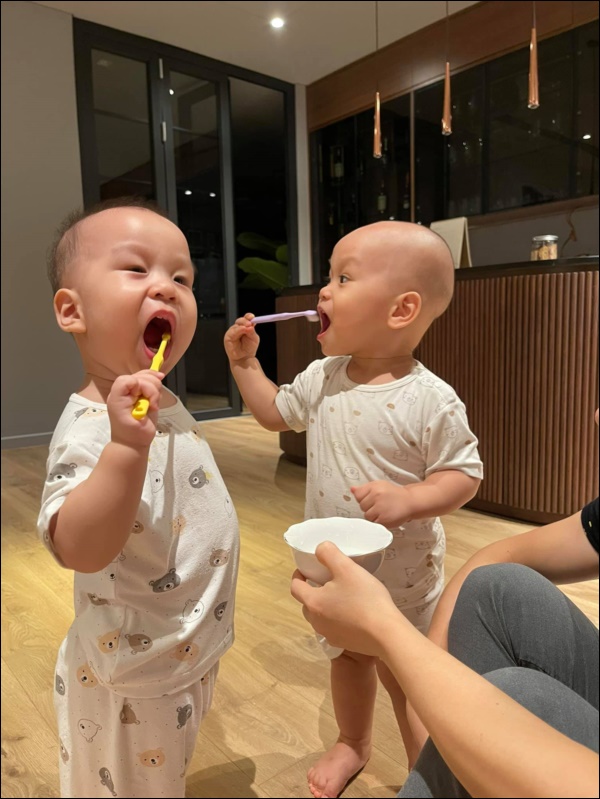 Bà xã MC Thành Trung khéo chăm và rèn hai quý tử sinh đôi, chưa được 2 tuổi đã vệ sinh răng miệng chuyên nghiệp-5