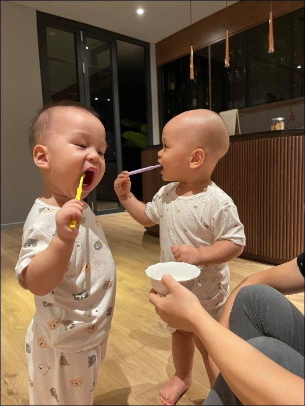 Bà xã MC Thành Trung khéo chăm và rèn hai quý tử sinh đôi, chưa được 2 tuổi đã vệ sinh răng miệng chuyên nghiệp-4