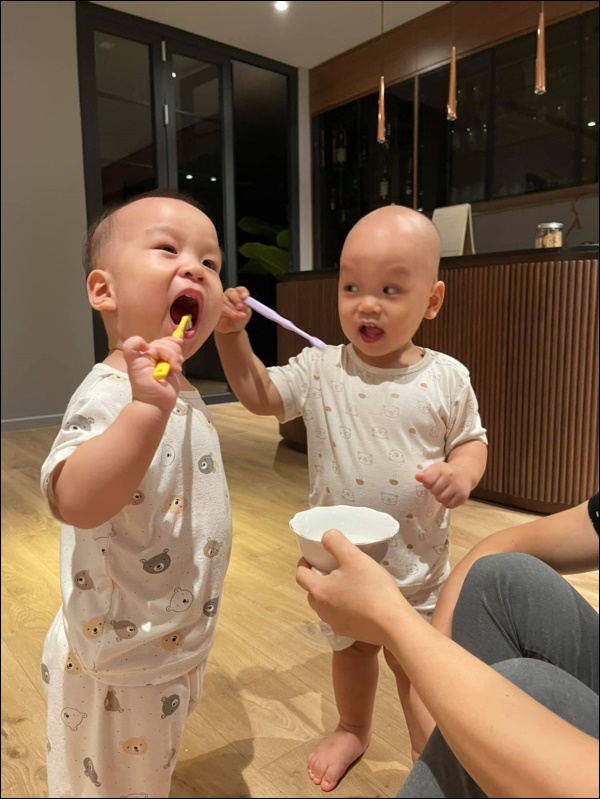 Bà xã MC Thành Trung khéo chăm và rèn hai quý tử sinh đôi, chưa được 2 tuổi đã vệ sinh răng miệng chuyên nghiệp-3