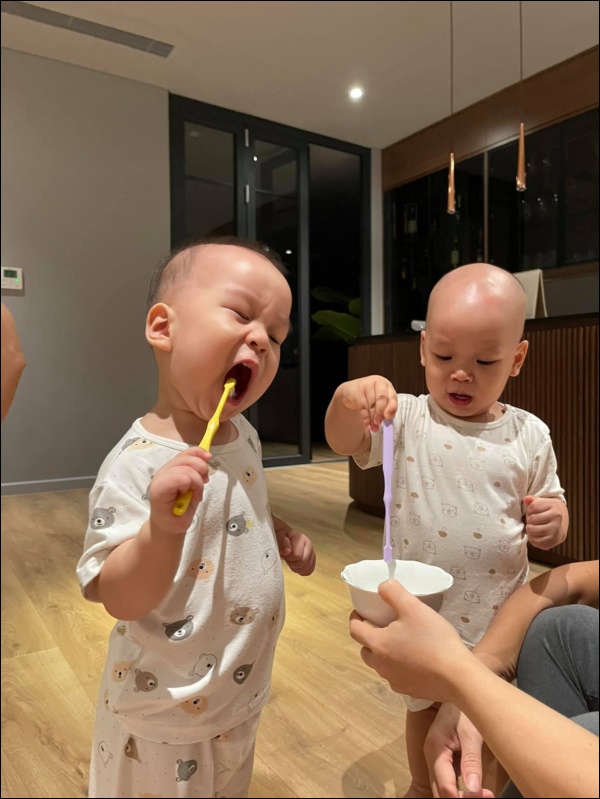 Bà xã MC Thành Trung khéo chăm và rèn hai quý tử sinh đôi, chưa được 2 tuổi đã vệ sinh răng miệng chuyên nghiệp-6