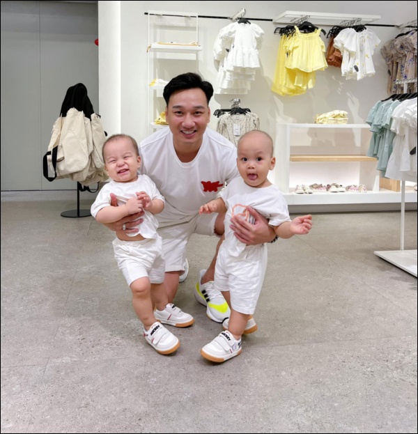 Bà xã MC Thành Trung khéo chăm và rèn hai quý tử sinh đôi, chưa được 2 tuổi đã vệ sinh răng miệng chuyên nghiệp-8