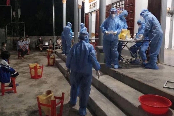 Trên đường đi giao hàng, nữ tài xế xin vào test nhanh thì nhiễm SARS-CoV-2-3