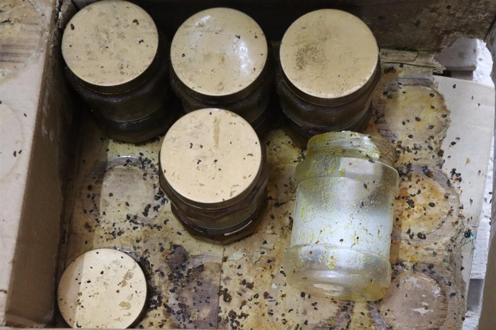 Thu hàng tấn nguyên liệu trà sữa thương hiệu Gongcha, Royal tea bẩn-1