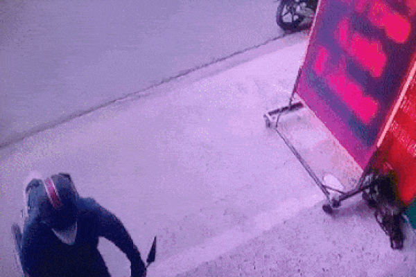 Clip: Dắt trộm xe đi ngang qua chủ nhà, tên trộm nhận kết đắng-1