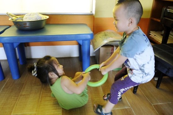 Phản ứng khi bị cướp đồ chơi tiết lộ chỉ số EQ của bé cao hay thấp, cha mẹ cần quan sát để có cách nuôi dạy con phù hợp