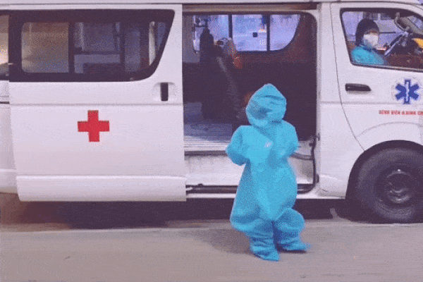 Bé gái 5 tuổi ở TP.HCM một mình đi điều trị Covid-19