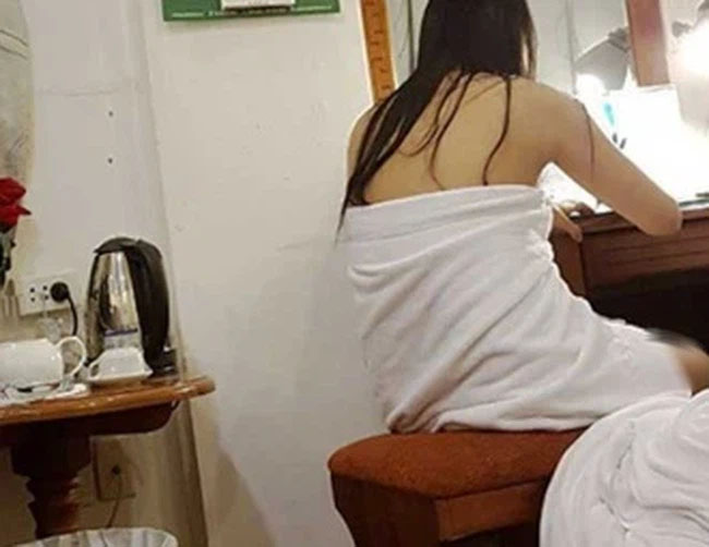 Hà Nội: Tú bà 8X rủ đàn em cùng bán dâm giá 3,5 triệu đồng/lượt-1