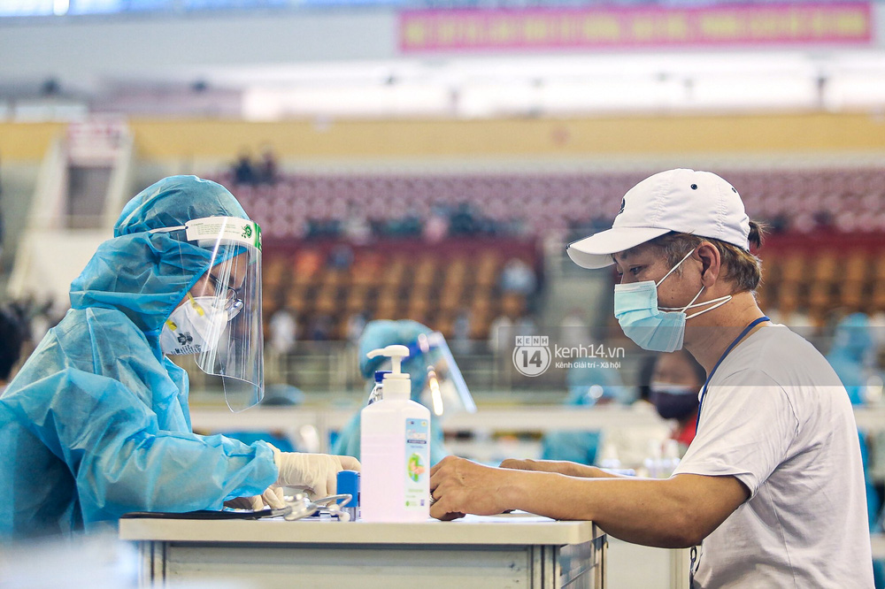 Hơn 9.000 người tại TP HCM đến Nhà thi đấu Phú Thọ chờ tiêm vaccine Covid-19-13