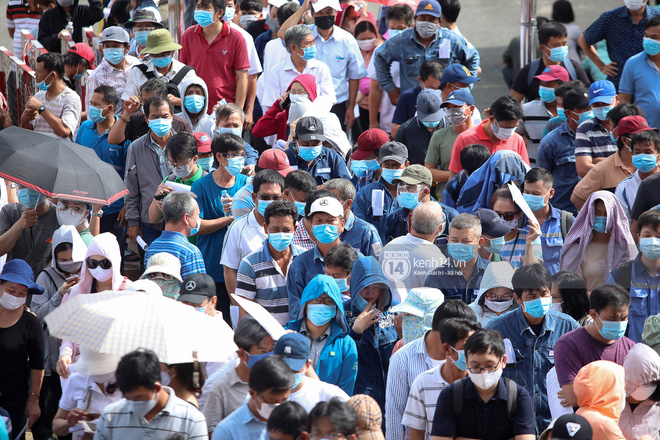 Hơn 9.000 người tại TP HCM đến Nhà thi đấu Phú Thọ chờ tiêm vaccine Covid-19-4