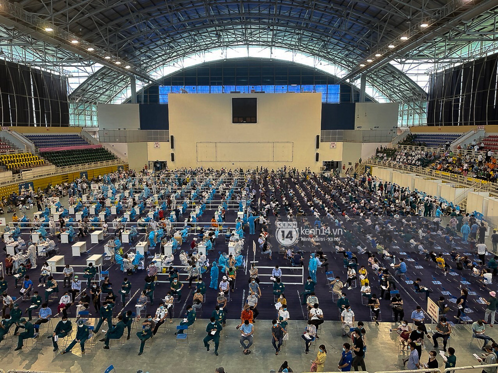 Hơn 9.000 người tại TP HCM đến Nhà thi đấu Phú Thọ chờ tiêm vaccine Covid-19-8