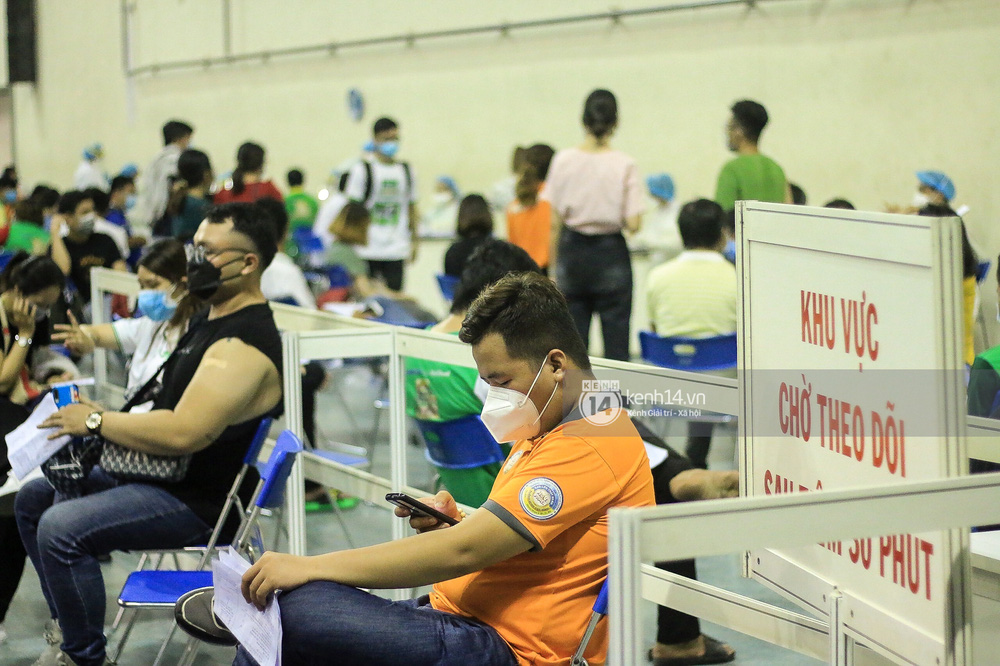 Hơn 9.000 người tại TP HCM đến Nhà thi đấu Phú Thọ chờ tiêm vaccine Covid-19-9