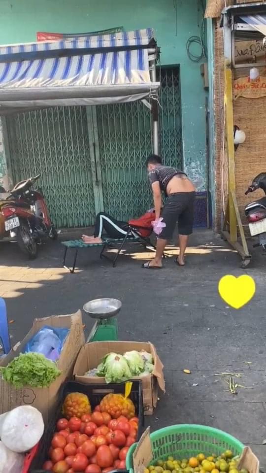 Hành động bất ngờ của người chồng bán rau khi thấy vợ nằm ngủ dưới nắng khiến dân mạng hết lời khen ngợi-1