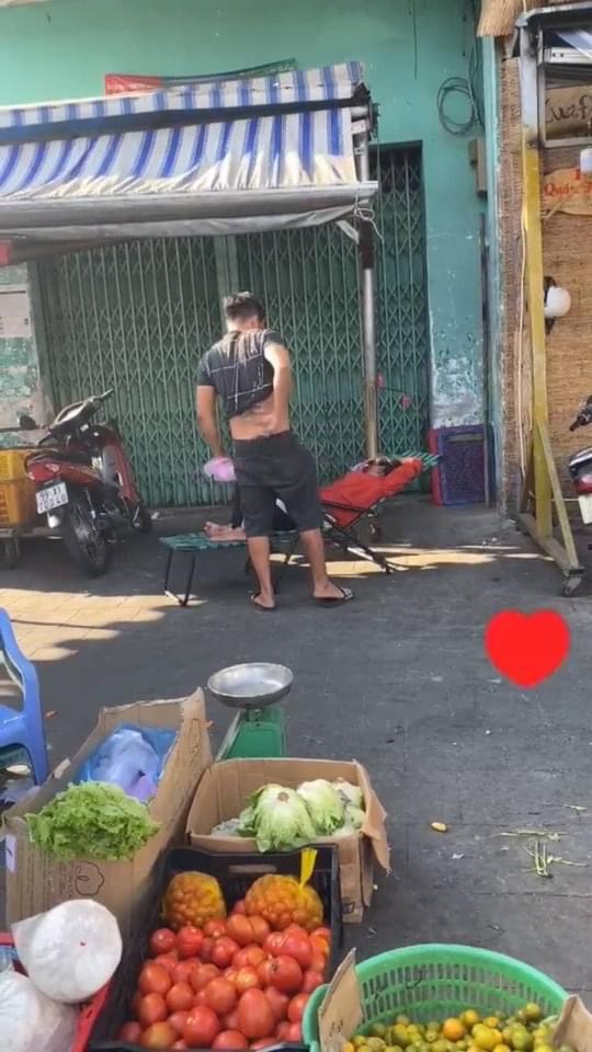 Hành động bất ngờ của người chồng bán rau khi thấy vợ nằm ngủ dưới nắng khiến dân mạng hết lời khen ngợi-2