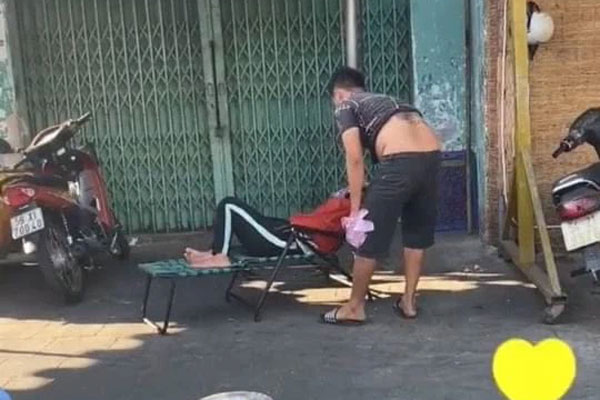 Người chồng ghi tấm bảng để nhắc khách hàng giữ khoảng cách với vợ nhận được cơn mưa lời khen vì quá đáng yêu-4