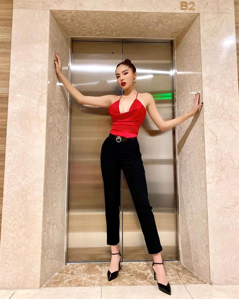 Kỳ Duyên đúng là thánh” chọn giày hack dáng khi toàn đi những đôi siêu kéo chân, lại dễ mix đồ-1