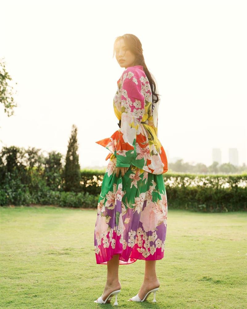 Kỳ Duyên đúng là thánh” chọn giày hack dáng khi toàn đi những đôi siêu kéo chân, lại dễ mix đồ-11