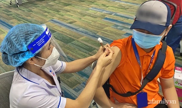 Hơn 1.000 người phản ứng, 2 ca ngưng tim sau khi tiêm vắc xin COVID-19 tại TP.HCM được xử trí kịp thời-2