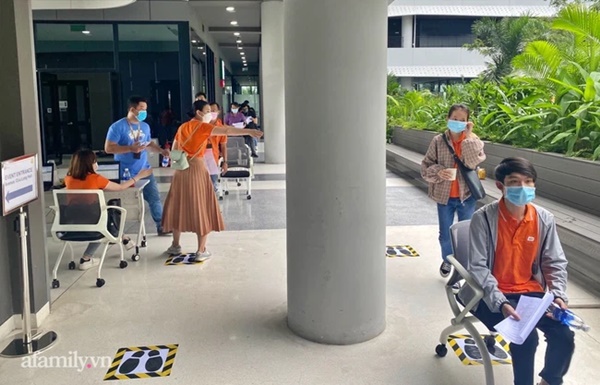 Hơn 1.000 người phản ứng, 2 ca ngưng tim sau khi tiêm vắc xin COVID-19 tại TP.HCM được xử trí kịp thời-3