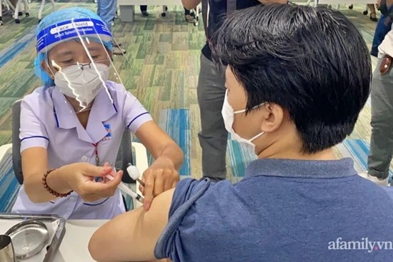 Hơn 1.000 người phản ứng, 2 ca ngưng tim sau khi tiêm vắc xin COVID-19 tại TP.HCM được xử trí kịp thời