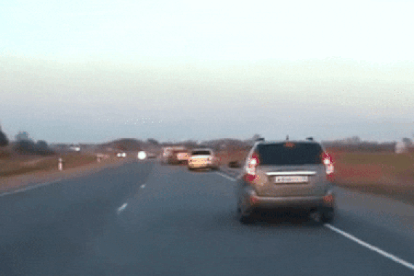 Video: 20 người cùng lật xe hơi, giải cứu hai mẹ con sau tai nạn-1
