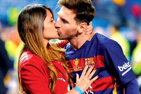 Khoảnh khắc của Messi và vợ ở sân bay-1